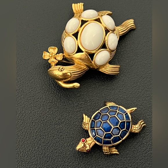 Trifari Gold and Blue Turtle Brooch Set - Picture 4 of 9